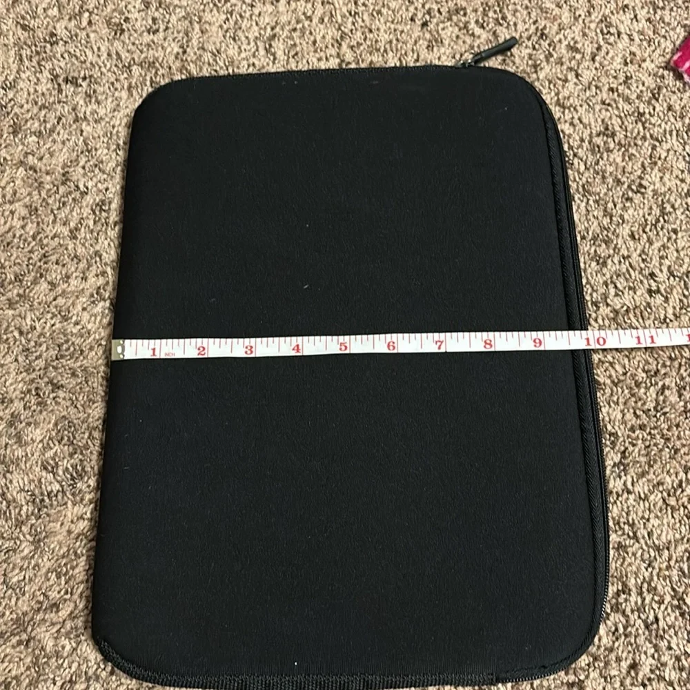 Amazon basic black laptop/ tablet sleeve with zipper top and padded